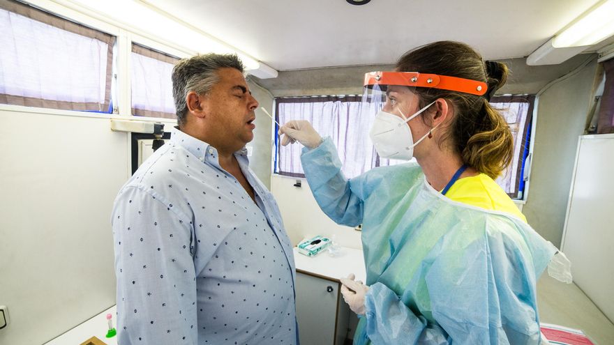 Sanitaria le hace un PCR a un señor