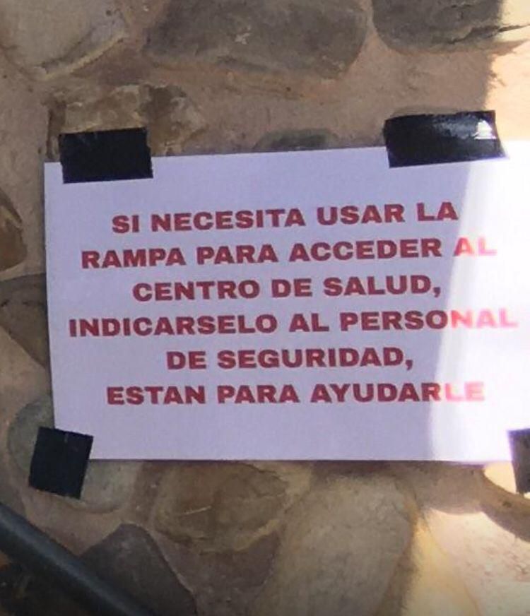 Cartel colocado en el centro de salud