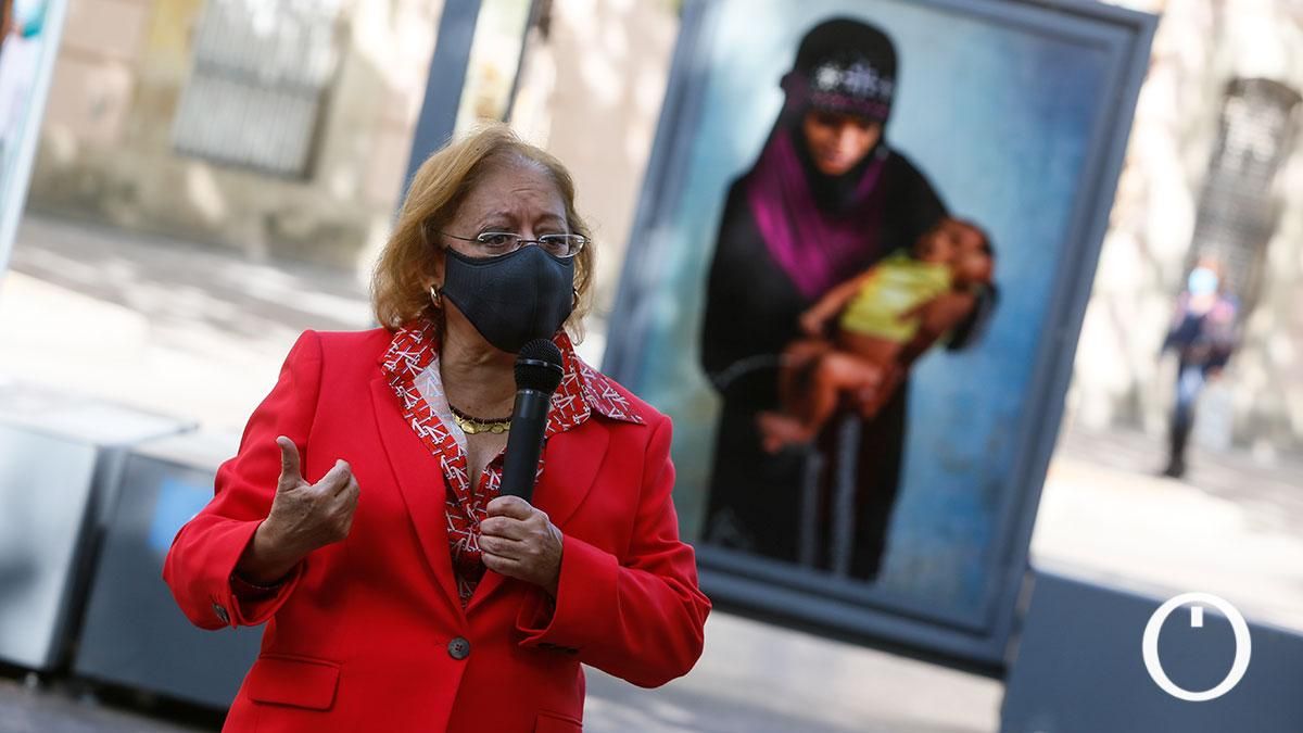 Cristina García Rodero explicando su exposición el Bulevar Gran Capitán