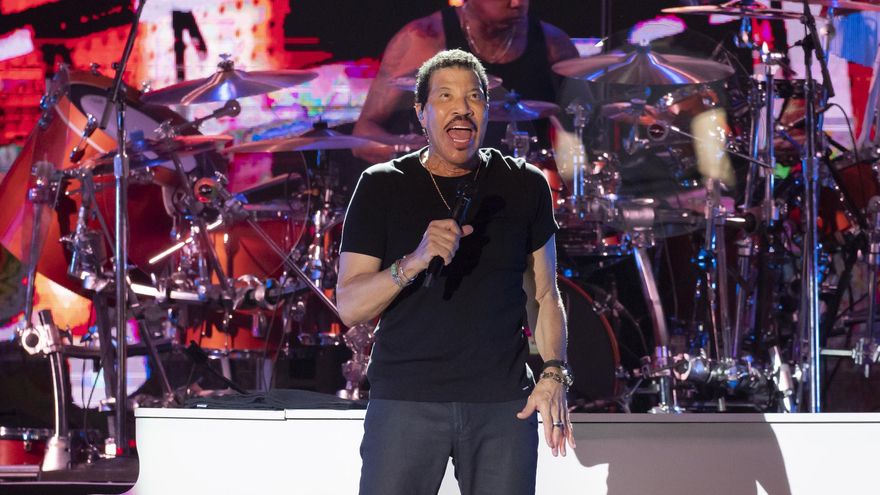 Otro momento del concierto, con el piano blanco en el que Richie interpretó sus baladas