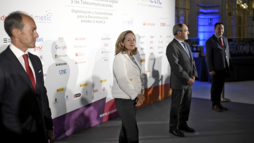 El consejero delegado de Santander España, Rami Aboukhair; la vicepresidenta tercera de Asuntos Económicos y Transformación Digital, Nadia Calviño; y el presidente de Ametic, Pedro Mier