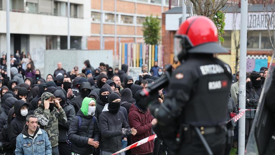 La Ertzaintza abre una investigación interna por un joven que asegura haber "perdido un testículo por una bala foam" en el desalojo del 'gaztetxe' de Rekalde