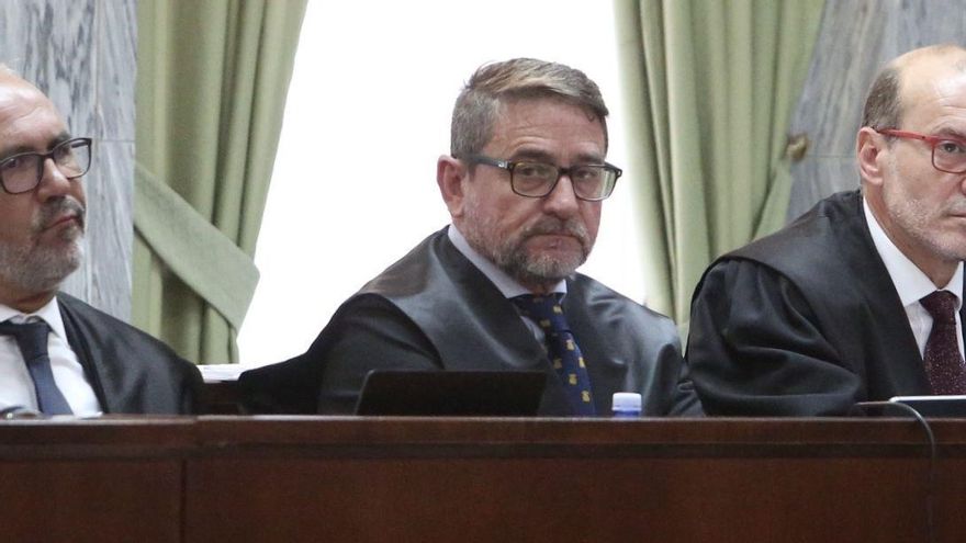 La esposa del exjuez Alba dice que hace días que no sabe de él y que entrará el martes en la cárcel