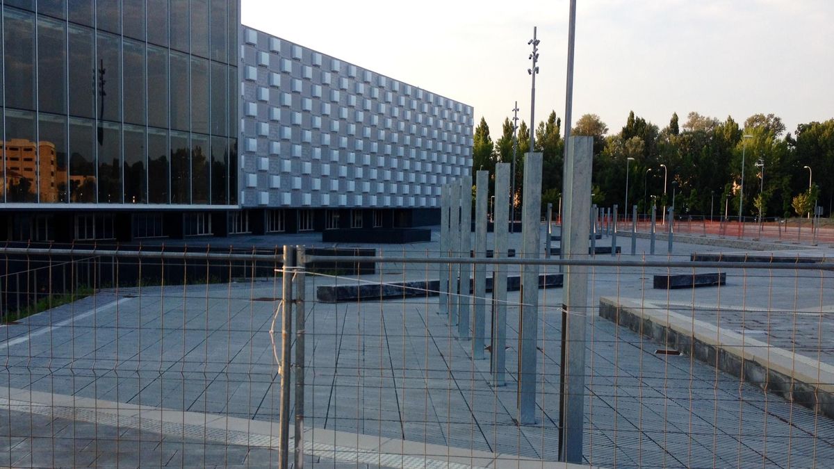 El Reyno Arena, aún protegido por el vallado.