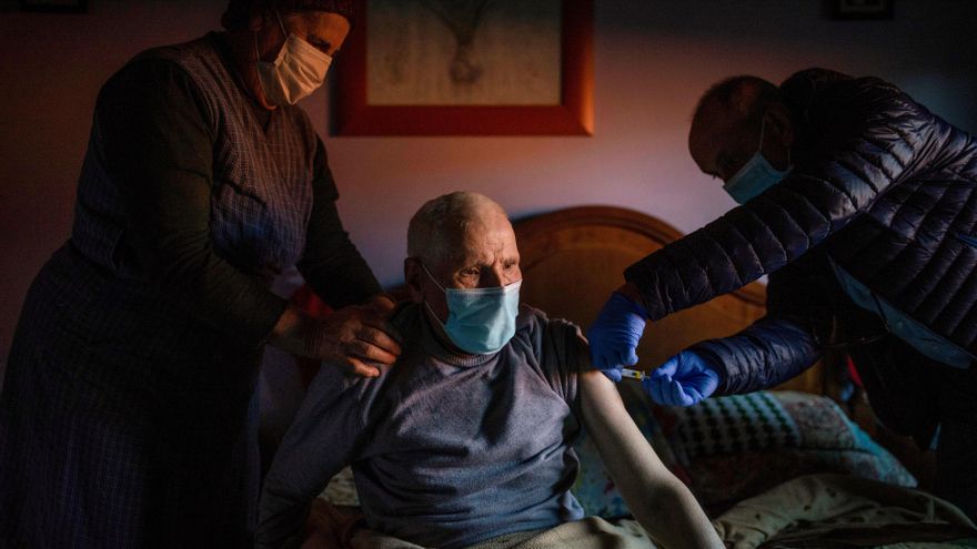 El enfermero José Ramón administra este jueves a un hombre la tercera dosis de la vacuna contra el coronavirus, en un domicilio de Avión (Ourense), durante la campaña de vacunación a domicilio en Galicia, la semana pasada. EFE/ Brais Lorenzo