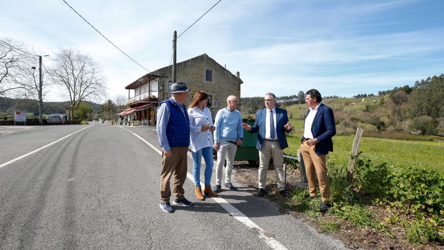 El consejero de Fomento, Roberto Media, en su vista a Bareyo