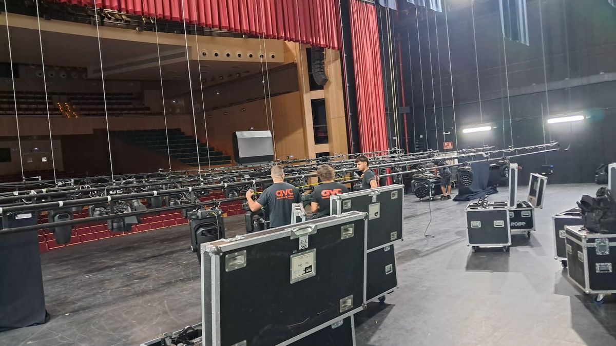 Inicio del montaje del espectáculo que Braulio ofrecerá este viernes en el Auditorio de Agüimes.