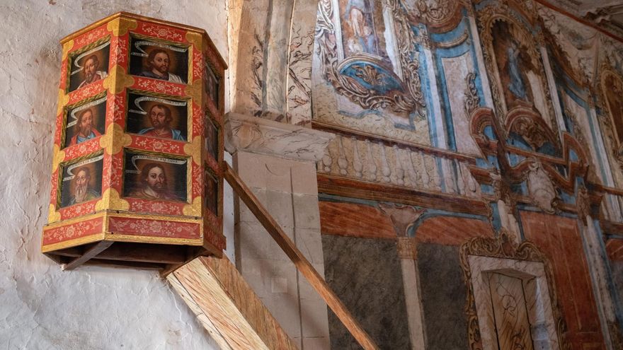 Púlpito de la ermita de La Ampuyenta, junto a pinturas murales