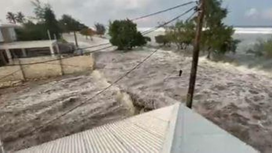 Un tsunami provocado por la erupción de un volcán golpea la isla de Tonga