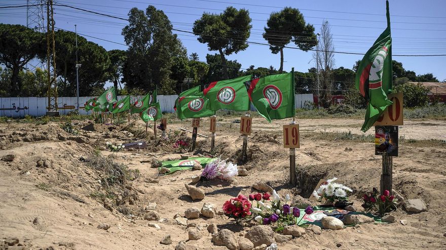 Cementerio temporal en la ciudad de Tiro, al sur de Líbano, para las víctimas de los ataques israelíes que esperan sepultura en sus pueblos de origen.