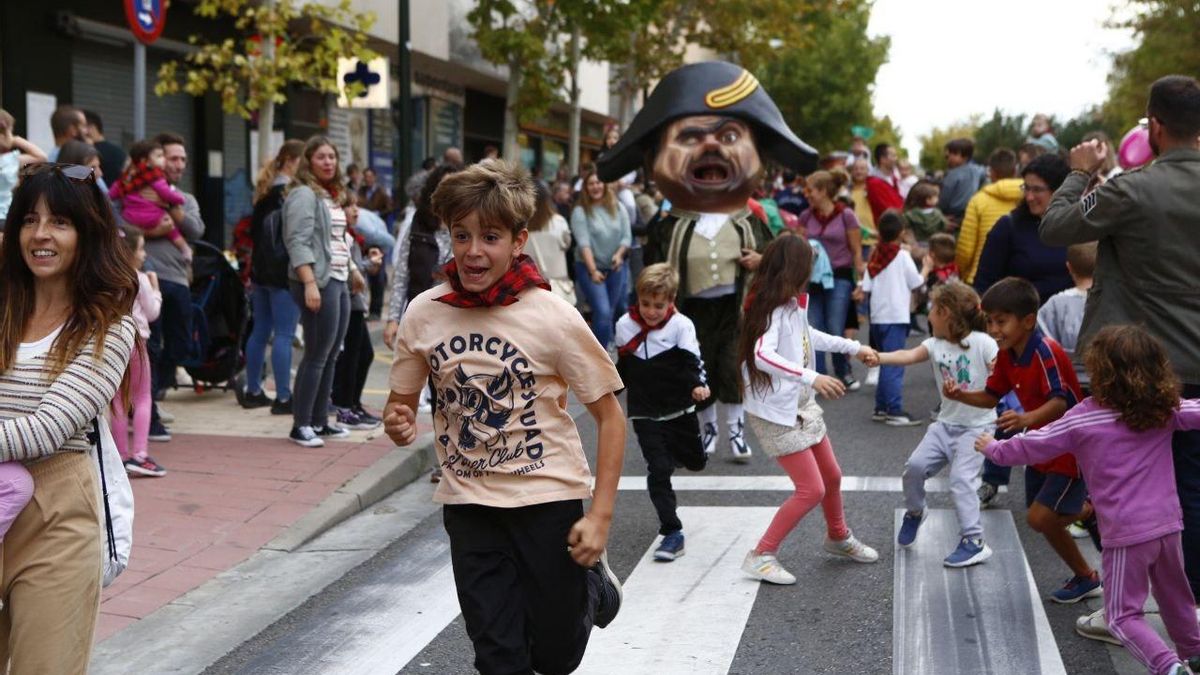 Una comparsa de cabezudos en las calles de Zaragoza con motivo de las Fiestas del Pilar.