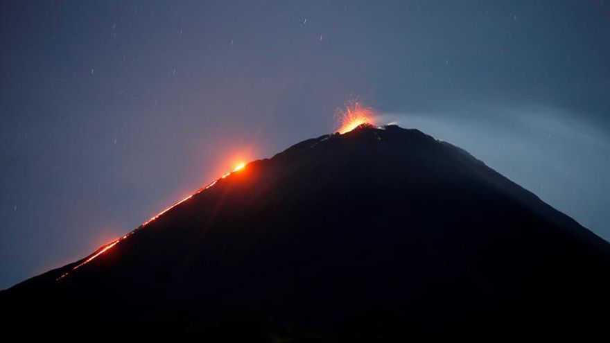 El volcán Pacaya de Guatemala tiene dos flujos de lava de hasta 250 metros
