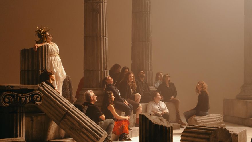 La directora Andrea Jiménez invita al público a ocupar el escenario del Teatre Lliure en su montaje de 'Antígona'