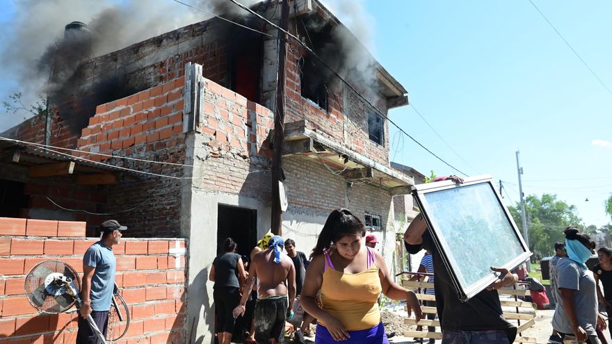 Atacaron a piedrazos y prendieron fuego la casa del presunto narco vinculado al crimen del nene de 11 años