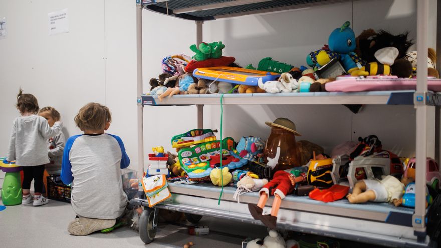 Un grupo de niños juegan con los juguetes de la Oficina de Atención puesta en marcha por el Gobierno regional para los refugiados ucranianos