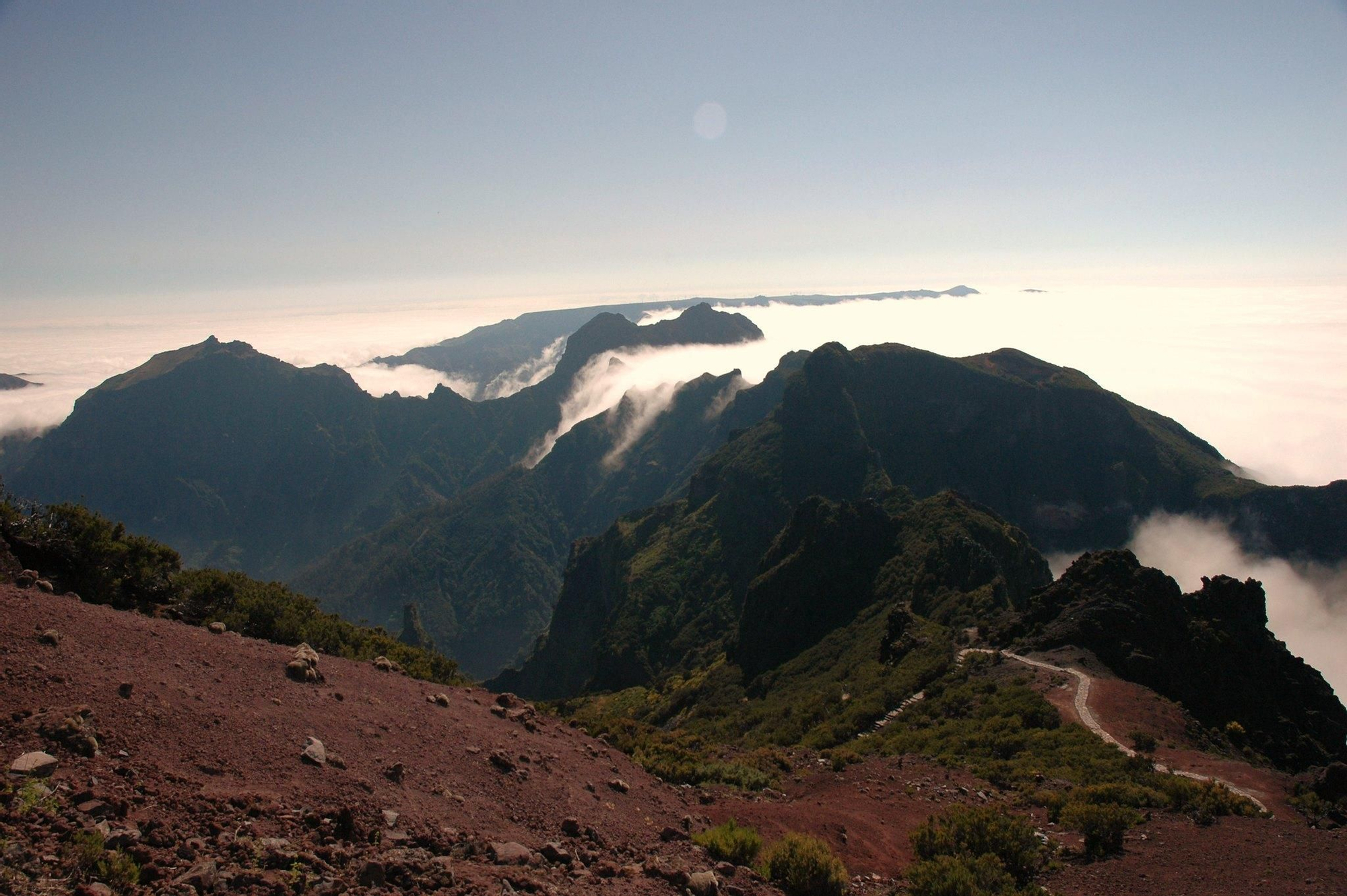 Las nubes rebosan por las cumbres de la isla de Madeira.