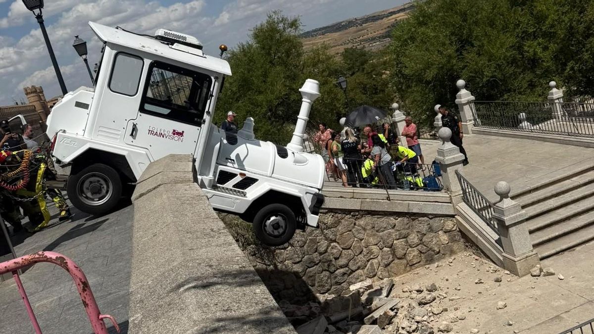 Un tren turístico vacío y sin conductor se precipita cuesta abajo y atropella a un hombre junto al Alcázar de Toledo