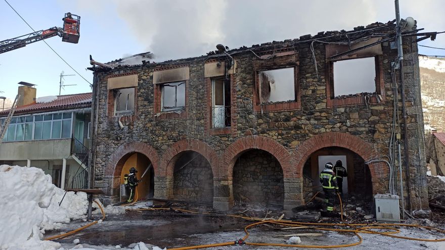 Incendio en las antiguas escuelas de Boca de Huérgano.