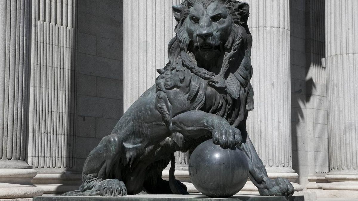 El Gobierno desaconseja añadir testículos a uno de los leones del Congreso para no dañar la escultura original