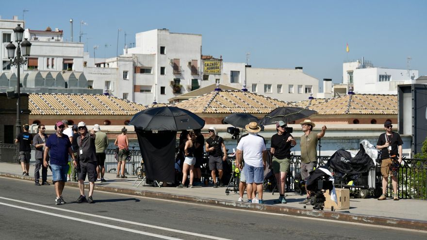Miembros del equipo de rodaje de la serie 'Berlín' en el puente de Triana.