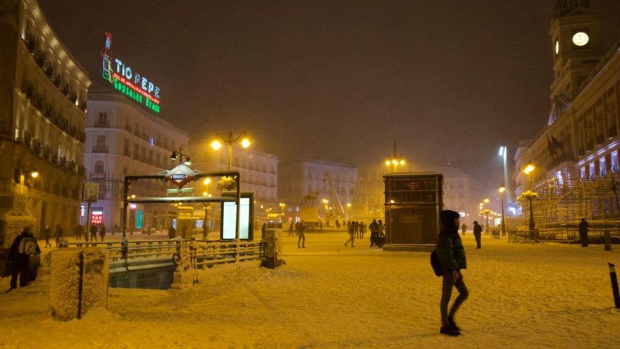 Batallas de bolas, embragues quemados y mascarillas mojadas en la mayor nevada en 50 años en Madrid