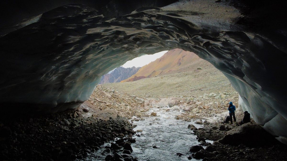 El frente del glaciar Loma Larga, en el Cajón del Maipo, se destaca por su impresionante cueva de hielo, donde surge a la superficie el estero Morado. Foto: cortesía Felipe Ugalde