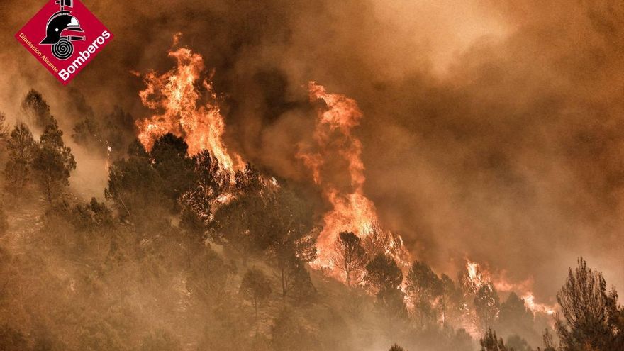 580 hectáreas quemadas y 180 personas desalojadas en el incendio forestal declarado en Tàrbena