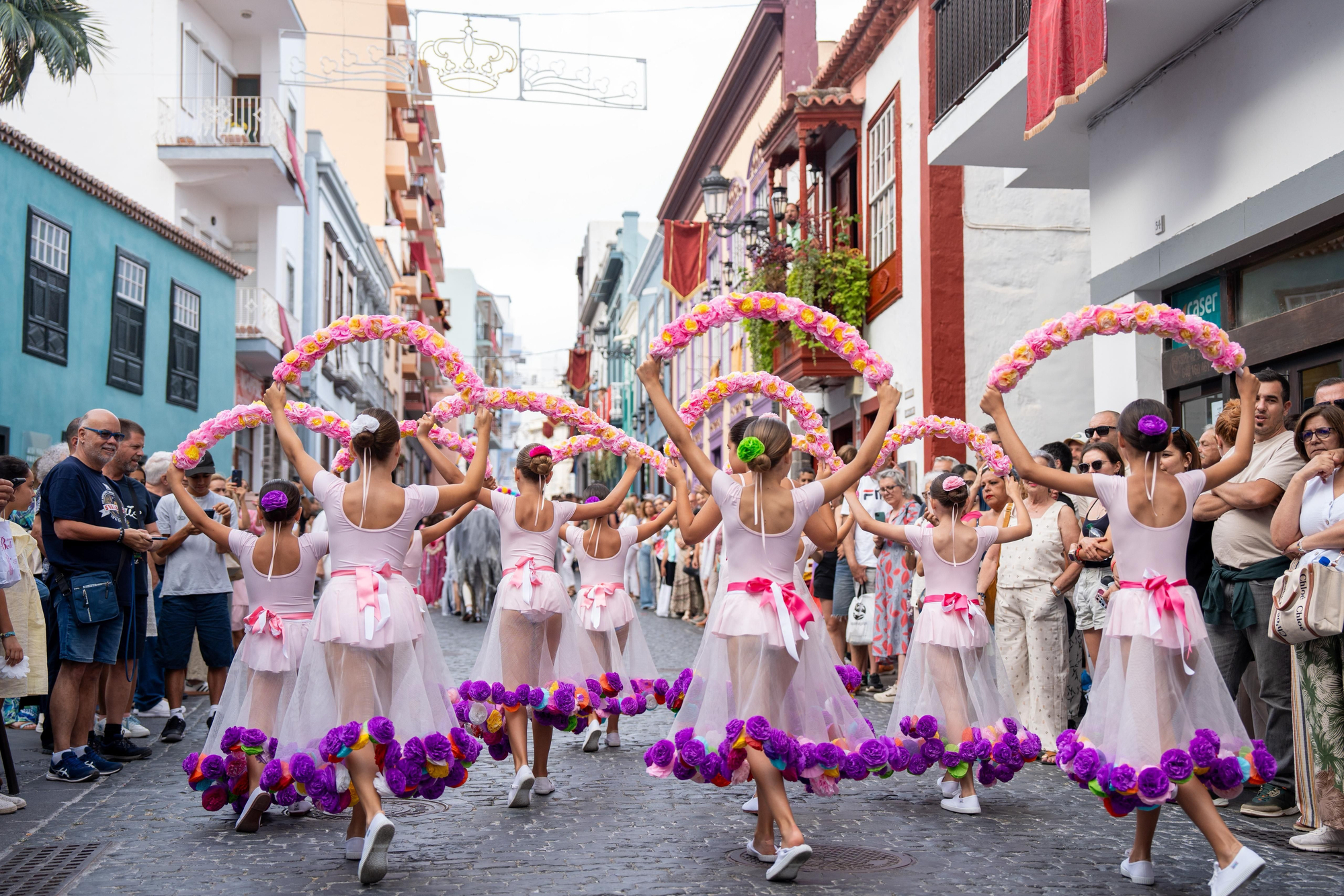 La batalla de las flores llenó de color a Santa Cruz de La Palma.