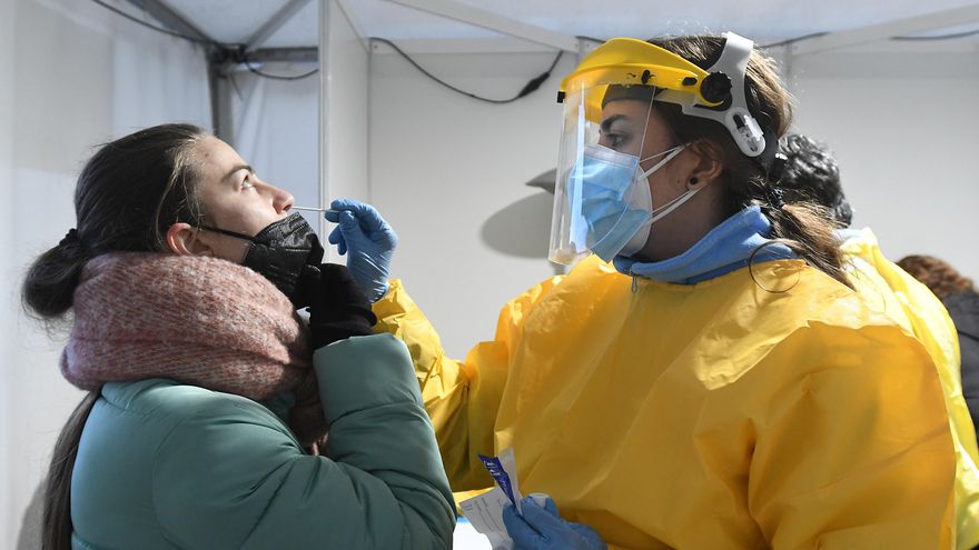 Personal sanitario realiza pruebas de diagnóstico para detectar el coronavirus. EFE/J. Casares/Archivo