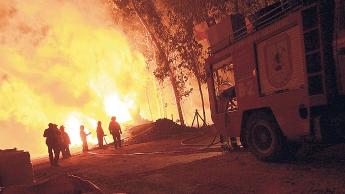 Al menos 16 muertos y más de 50.000 evacuados por los incendios forestales en Ñuble y Biobío