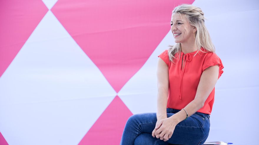 La vicepresidenta segunda del Gobierno, ministra de Trabajo y candidata de Sumar a la Presidencia del Gobierno, Yolanda Díaz, participa en un mitin junto al cabeza de lista por la circunscripción de Santa Cruz de Tenerife, Alberto Rodríguez, durante un mi