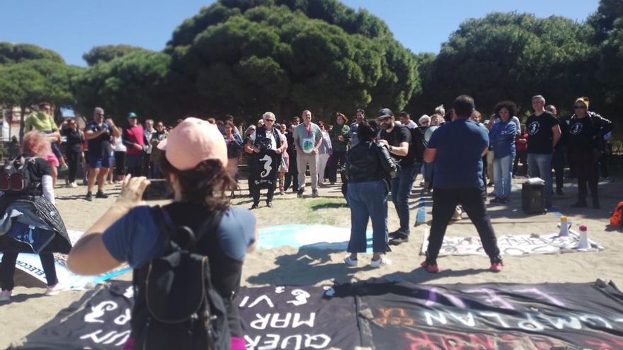 Manifestación en la Cala del Pino: "¿Vamos a cambiar el futuro de nuestros hijos por un chalet?"