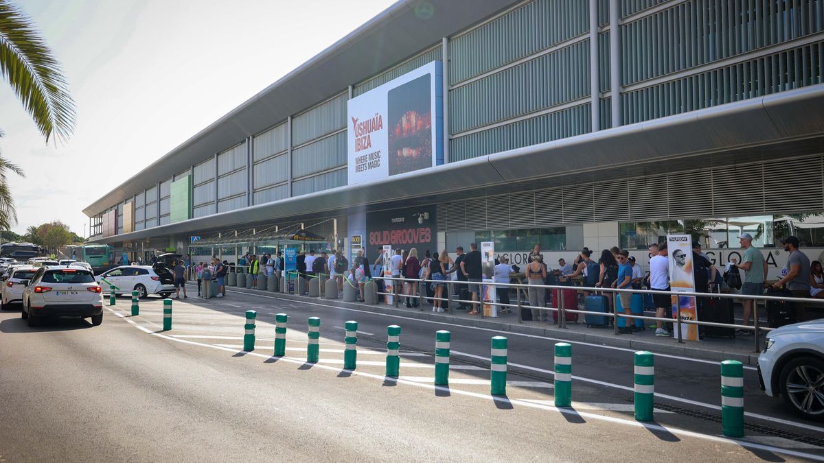 L'exterior de les instal·lacions aeroportuàries d'Eivissa, atapeïdes en ple mes de juliol