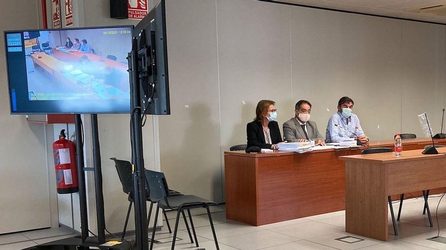 El exdirector general de Vaersa, Felipe Espinosa, tercero por la izquierda, durante el juicio ante el tribunal del jurado.