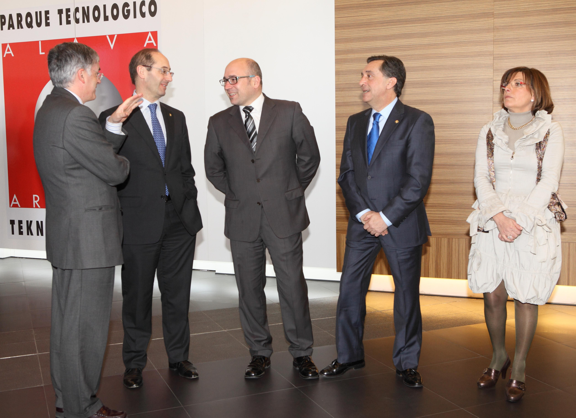 Alfredo de Miguel, con el cartel de Miñano al fondo