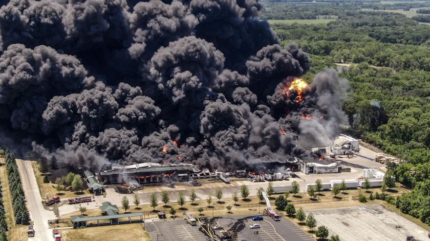 Evacúan a cientos de personas tras explosión en una planta industrial de EE.UU.