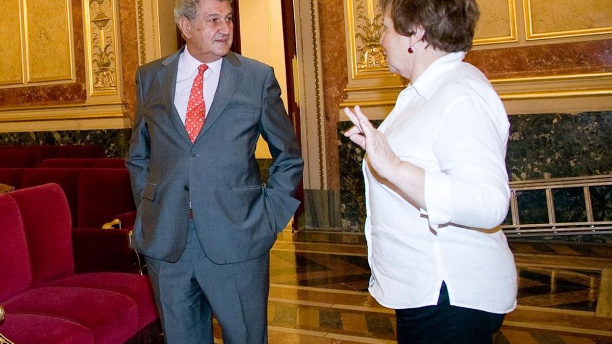 Villalobos declina hacer declaraciones sobre el vídeo que la sitúa jugando con su tableta en el Congreso