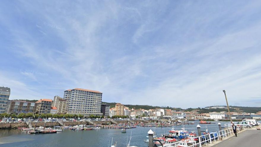 El cadáver de un hombre aparece encadenado a una escalera del puerto de la localidad coruñesa de Ribeira