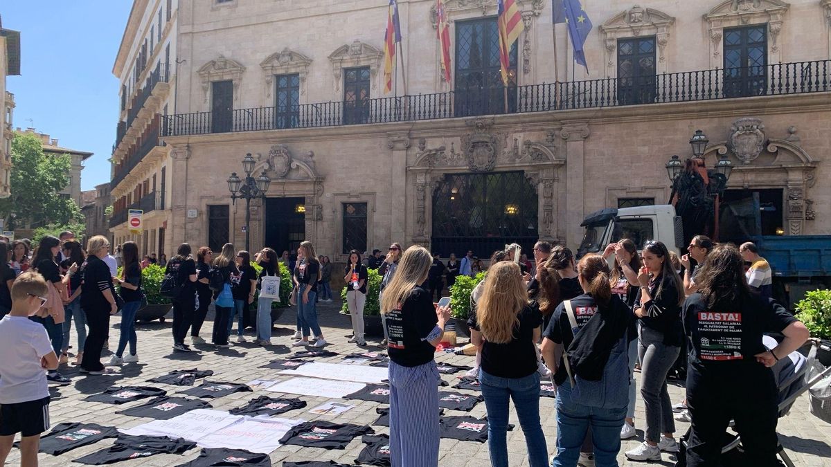 Trabajadoras externalizadas de las 'escoletes' de Palma, frente al Ayuntamiento de Palma durante la huelga.