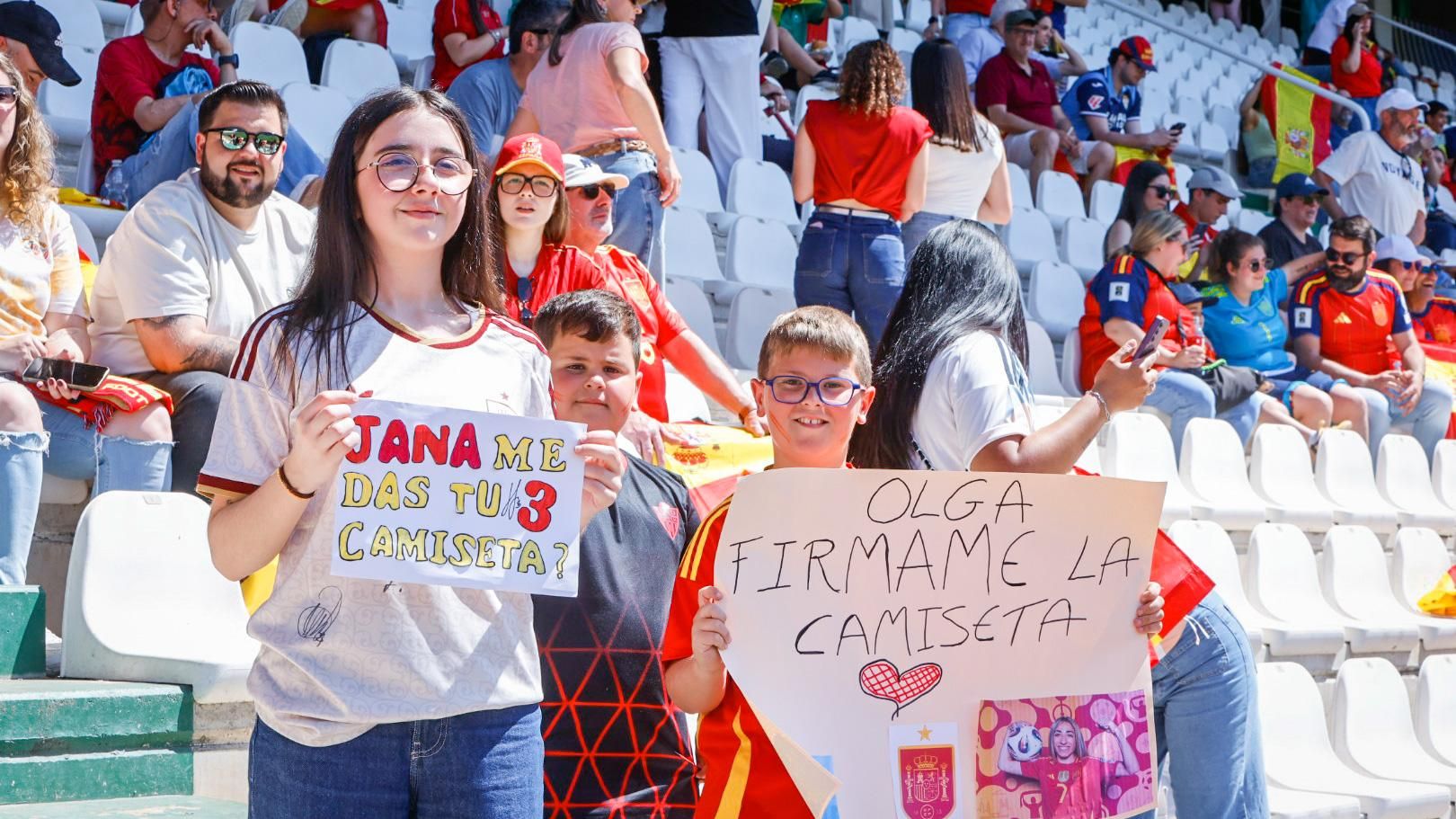 Afición en el partido de la selección femenina  España - Ucrania