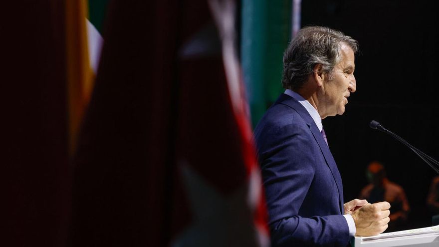 El líder del Partido Popular, Alberto Núñez Feijóo, interviene durante la entrega de los XXIV premios Autónomo del Año en Madrid, este lunes.