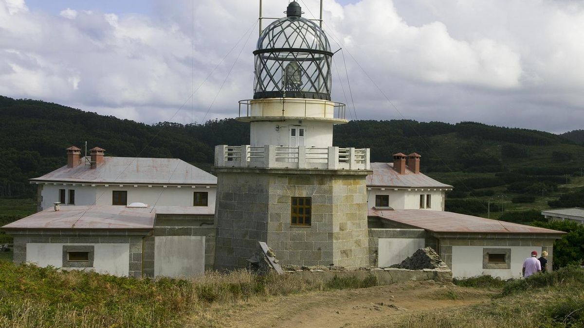 O farol Estaca de Bares emite luz numa distância de até 46 quilómetros, equivalente a um alcance de 25 a 35 milhas náuticas.