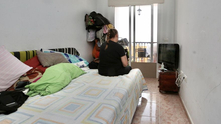 El volcán de La Palma 'empuja' a una familia de 14 personas a vivir en un piso de 80 metros cuadrados