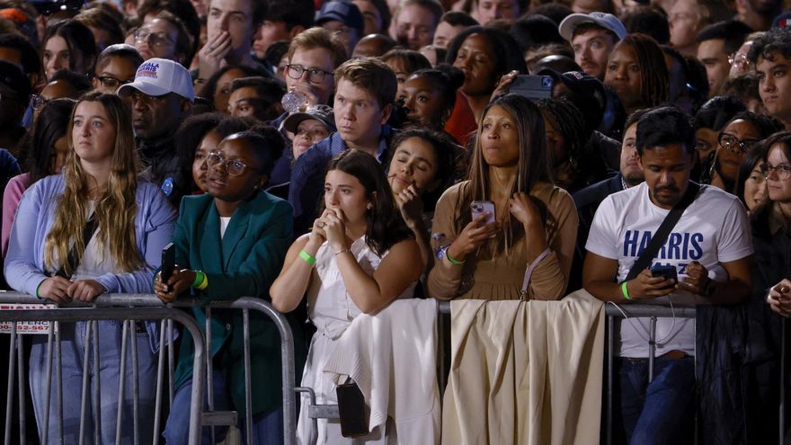 Seguidores de Kamala Harris siguen los resultados electorales en la Universidad de Howard, en Washington DC.