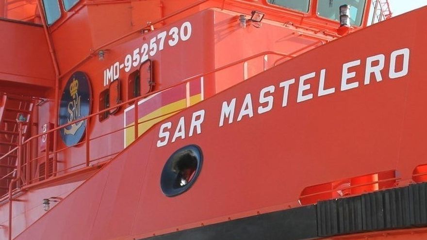 Salvamento rescata a 32 inmigrantes de una patera a 65 millas de Almería y busca otra con 34 personas