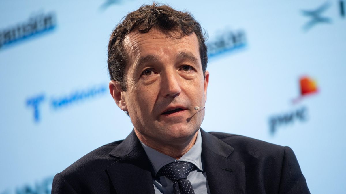 Ángel Escribano dimite como presidente de Indra por su "desgaste personal"