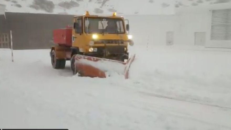 El quitanieves del IAC, este sábado, actuando en el exterior del Gran Telescopio Canarias.