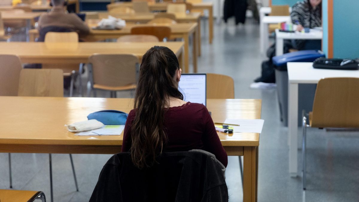 Archivo - Estudiantes en un aula