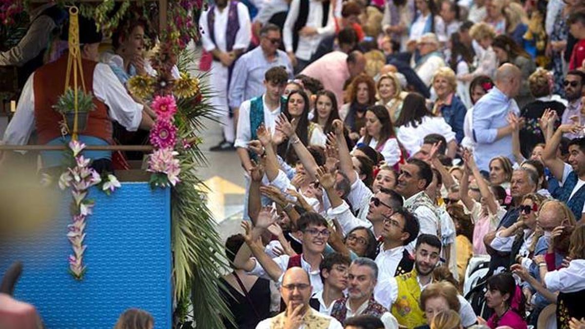Es habitual que los integrantes de las carrozas repartan comida y bebida entre los asistentes