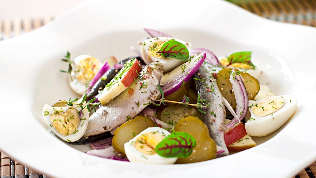 Ensalada de boquerones en vinagre al aceite de oliva virgen extra con manzana y huevo duro
